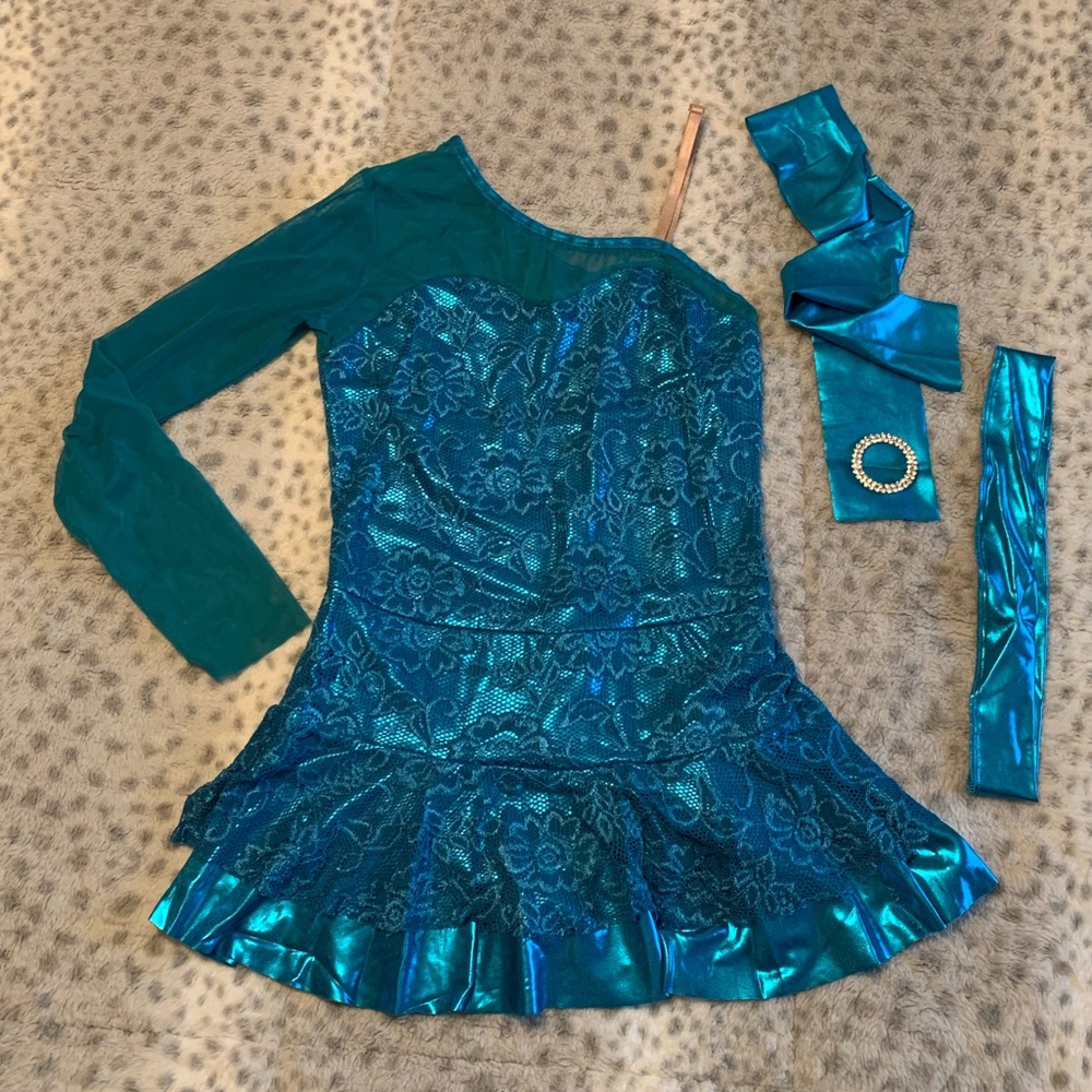 Mesh sleeve flower lace like shiny dance costume.